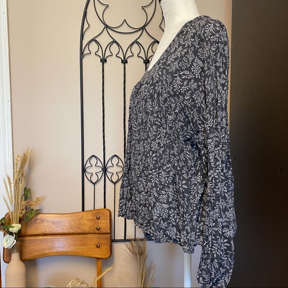 Old Navy XL Bell Sleeved Shirt! - Picture 4 of 4